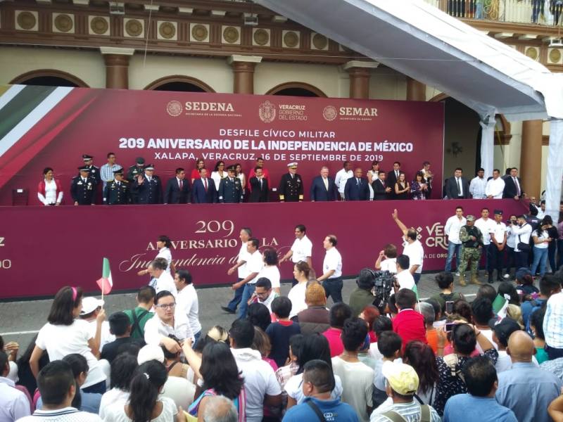 Los tres poderes del estado encabezan desfile cívico militar