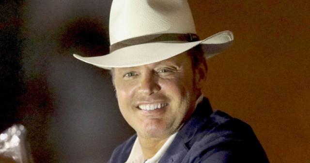 LUIS MIGUEL REAPARECE MUY CAMBIADO Y PROVOCA UN FUERTE REVUELO POR SU ASPECTO