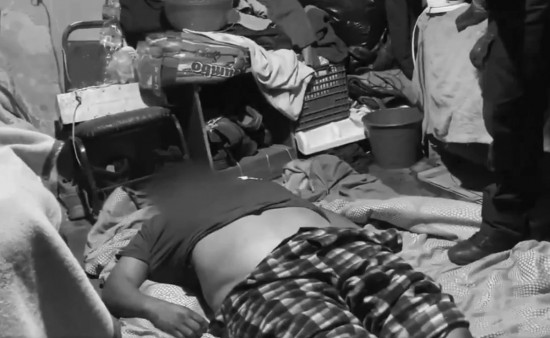 Muestra Ciro Gómez Leyva videos de cuatro personas que murieron en casa a causa del Covid.