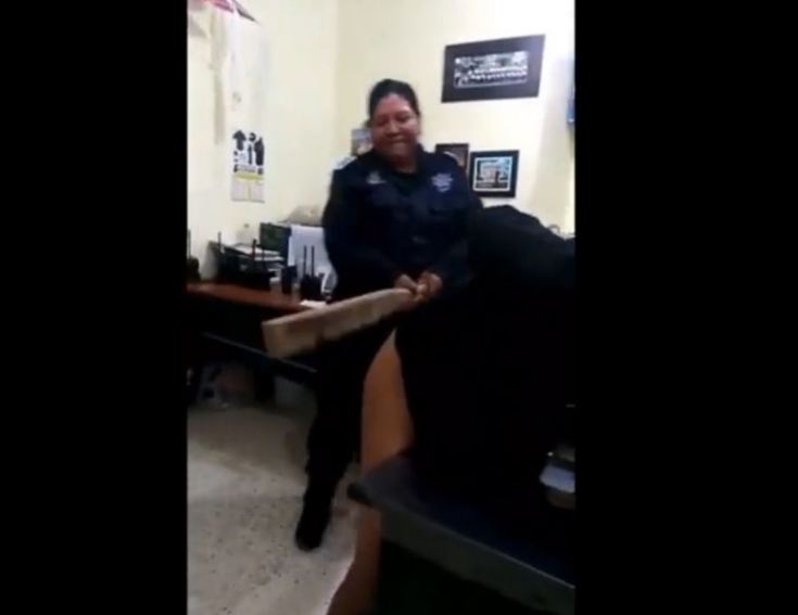 Policía ‘castiga’ a tablazos a detenido en comandancia de Perote, Veracruz