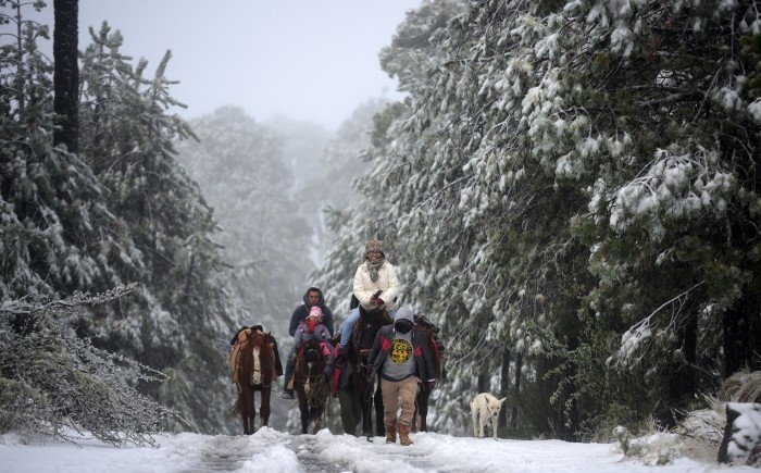 Turistas disfrutan la nevada del Cofre de Perote