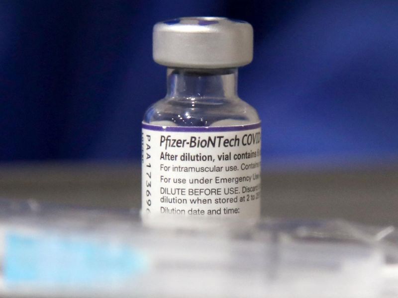 Pfizer y BioNTech inician ensayos clínicos de vacuna contra variante Ómicron