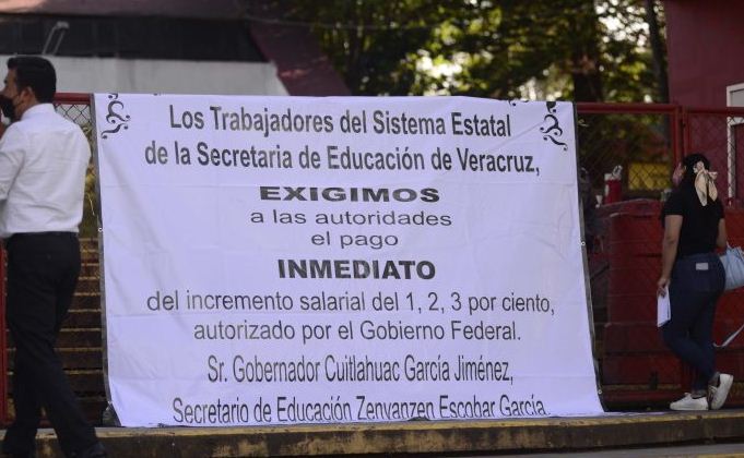 Siguen protestas de docentes por impago del aumento salarial anunciado por AMLO