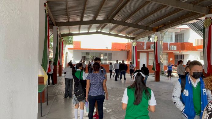 Ahora en Poza Rica se desmayan 30 alumnos