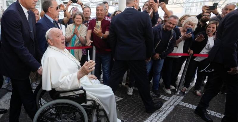 El papa Francisco regresa al Vaticano tras nueve días hospitalizado