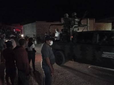 Pobladores de Petaquillas liberan convoy militar en Chilpancingo